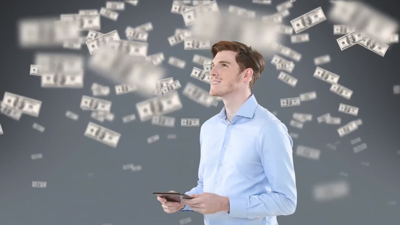 animación de billetes de dólar estadounidense que caen sobre un hombre de negocios que usa una tableta