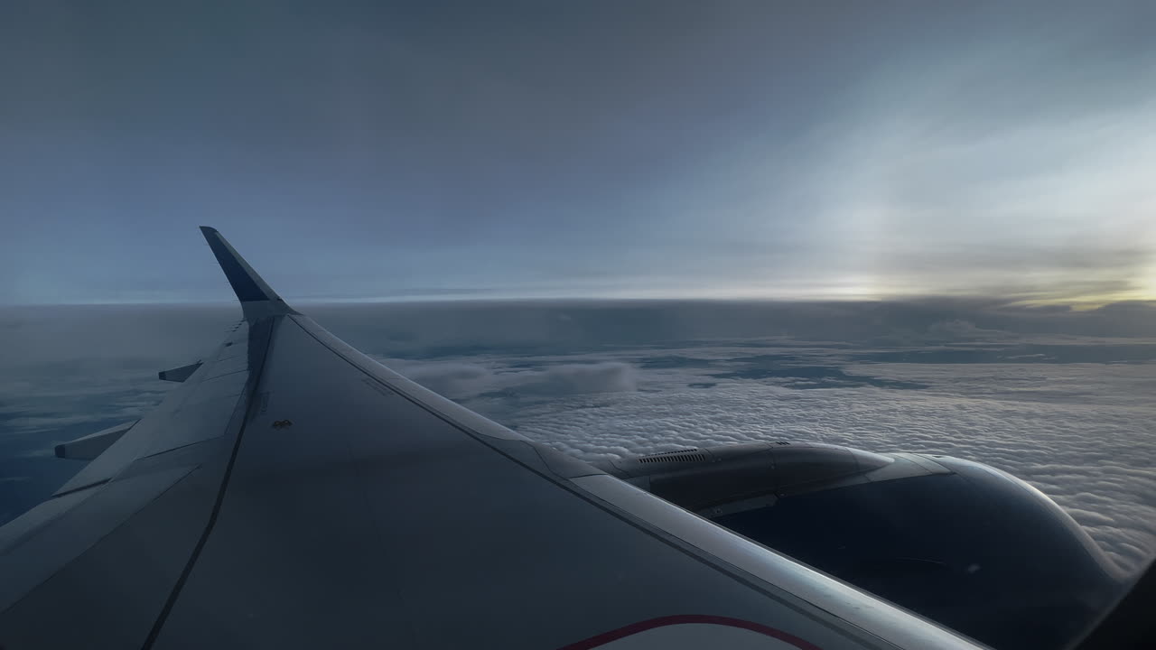 вид из окна самолета на облачные пейзажи при восходе и заходе солнца