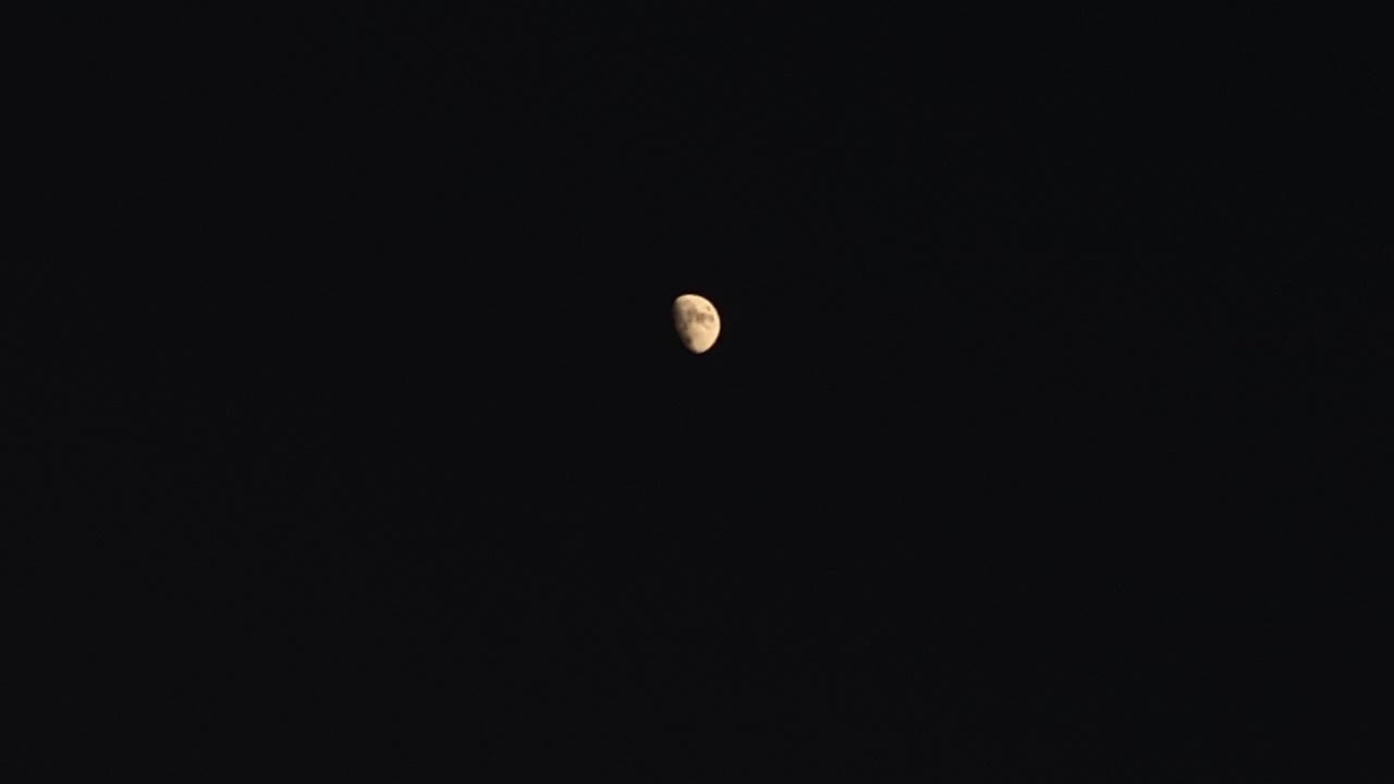 la mitad de la luna.