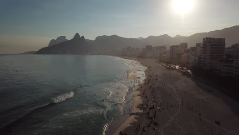 Luftaufnahme-Des-Strandes-Arpoador-An-Einem-Sonnigen-Tag-In-Rio-De-Janeiro,-Brasilien