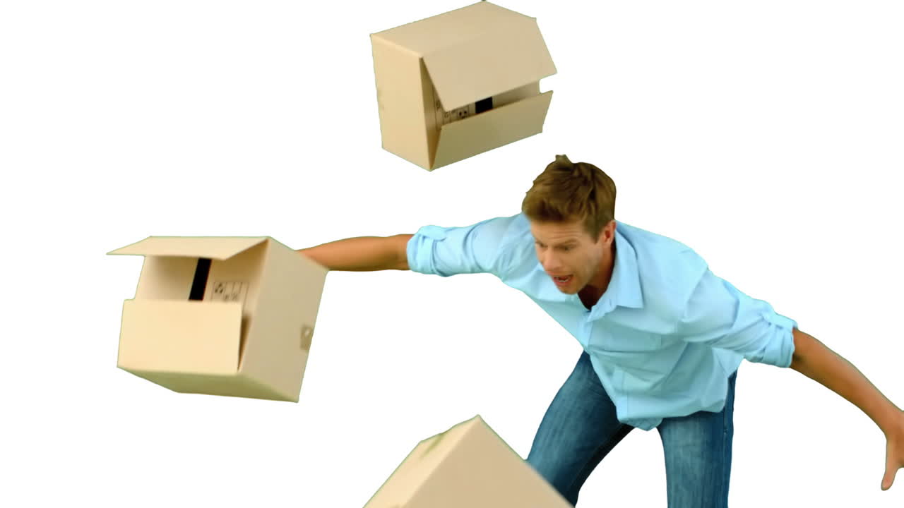 hombre torpe dejando caer cajas en la pantalla blanca
