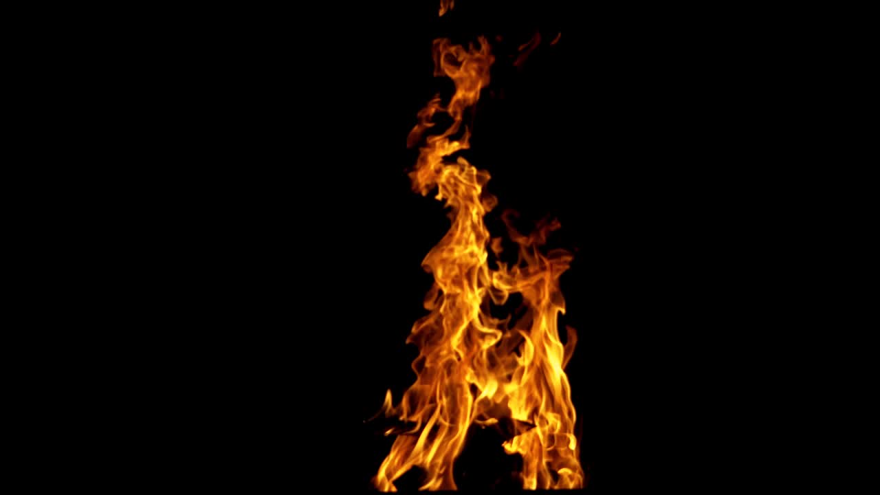 Fuoco che brucia. Fiamme di fuoco su sfondo nero. Movimento rallentato.