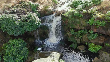 Imágenes-Aéreas-De-Drones-De-Una-Alta-Cascada-Rocosa-En-Los-Valles-De-Yorkshire,-Centavos