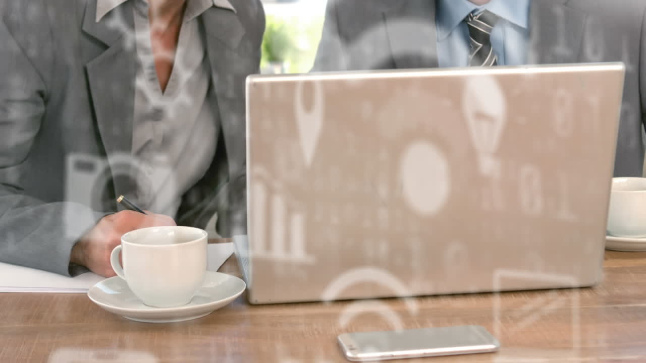 사무실에서 노트북을 사용하는 남자와 여자를 상대로 여러 디지털 아이콘