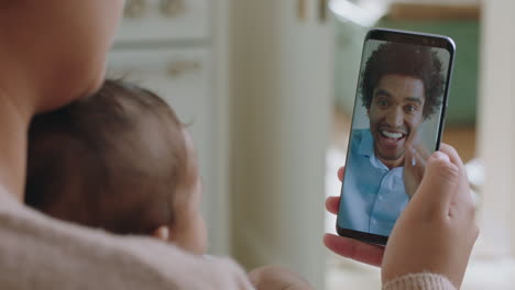 Madre-Y-Bebé-Conversando-Por-Video-Con-Su-Padre-Usando-Un-Teléfono-Inteligente-Saludando-A-Un-Niño-Pequeño-Disfrutando-De-Una-Conexión-Familiar-Teniendo-Una-Relación-De-Larga-Distancia-Por-Teléfono-Móvil