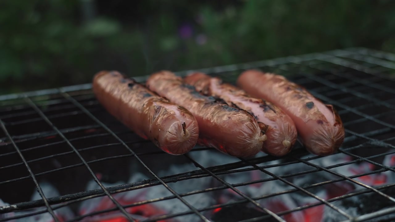 Sosis Dipanggang di Barbekyu dengan Bara Panas dan Asap