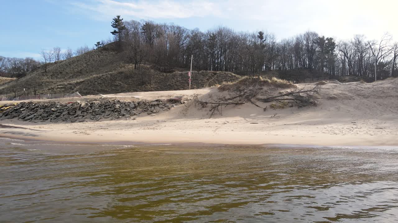 rocas que forman un malecón alrededor de las orillas del lago michigan