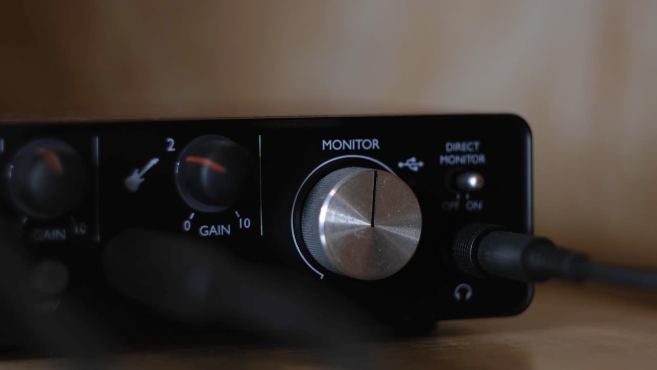 오디오 인터페이스에서 이득을 조정합니다.