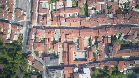 Toma-Real-De-Un-Dron-De-Un-Pequeño-Barrio-Con-Tejados-Rojos.