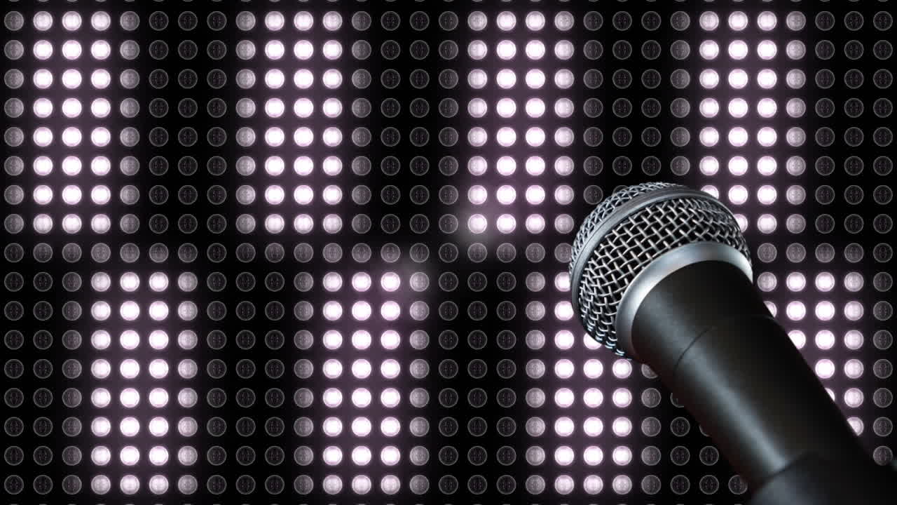 micrófono y luces móviles