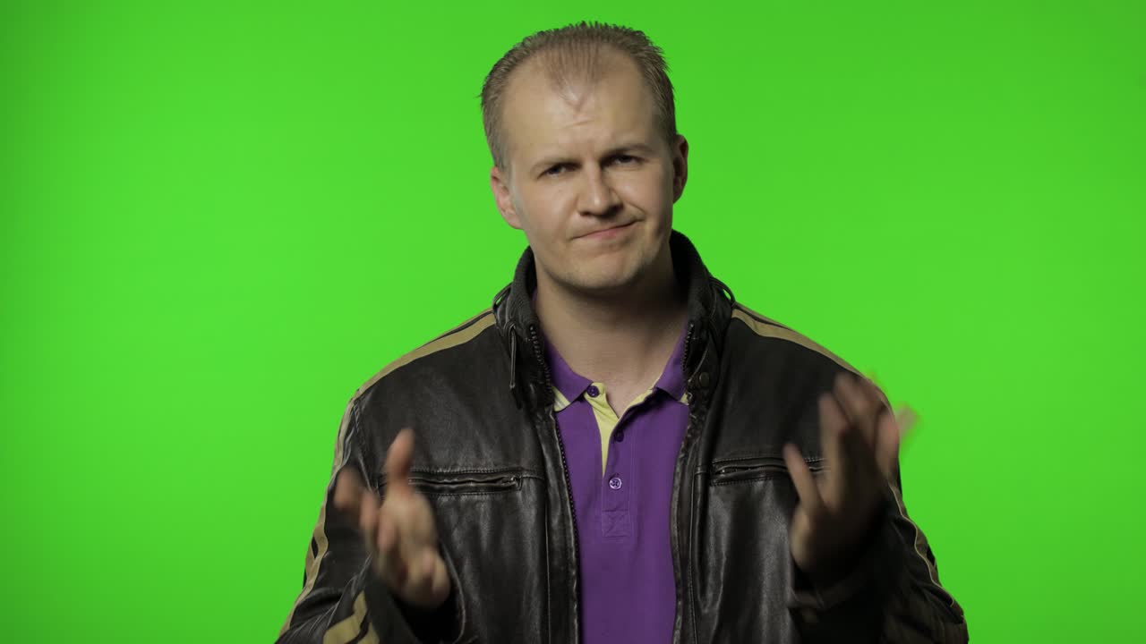 왜? 화가 난 로커 남자가 분노한 표정으로 손을 들어 싸우고 갈등의 이유를 묻습니다.