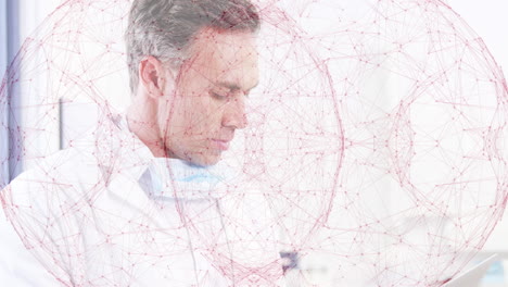 animación del globo de la red de conexiones sobre el retrato de un médico caucásico usando una computadora portátil
