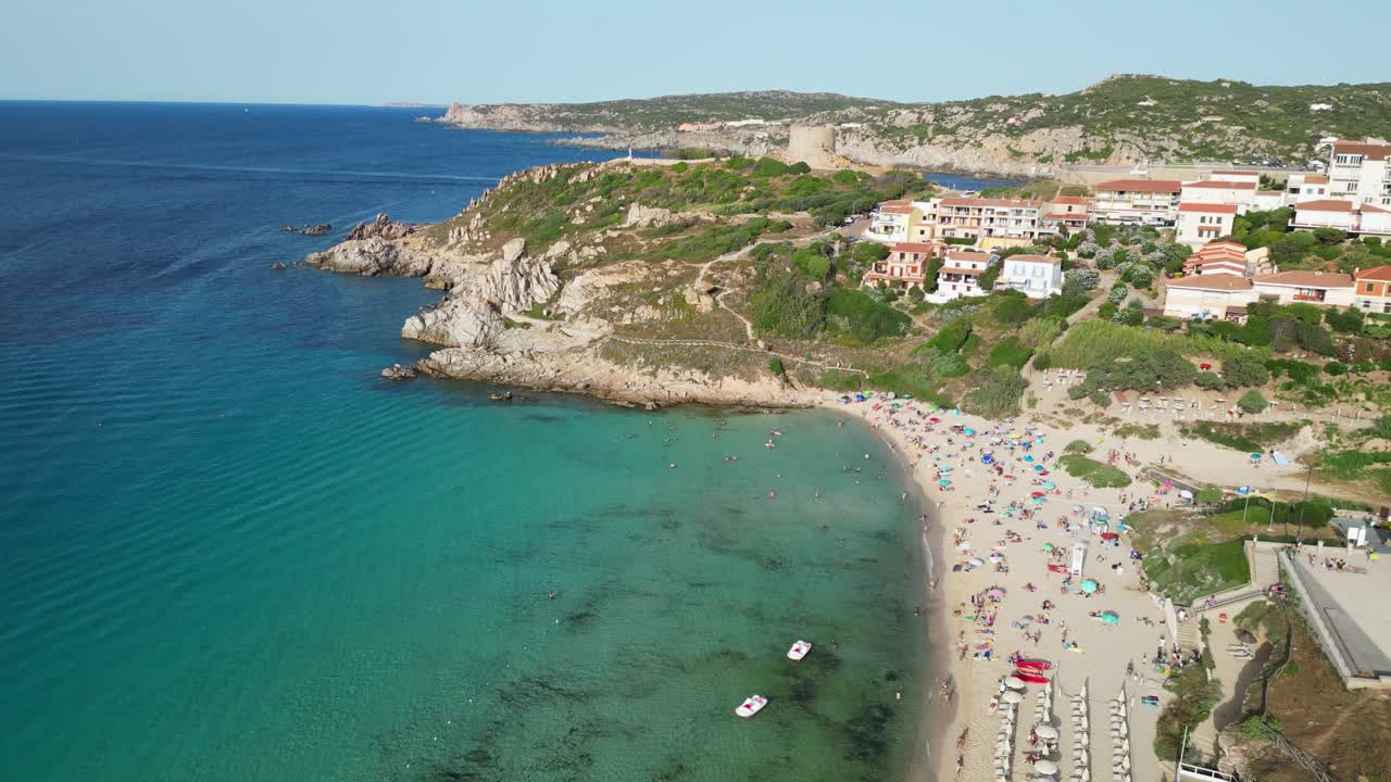 이탈리아 사르데냐의 산타 테레사 갈루라 해변 관광객 - 공중 4k