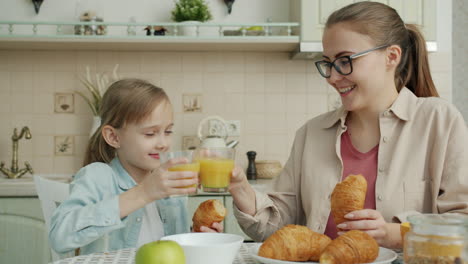 madre e hija disfrutando del desayuno juntos