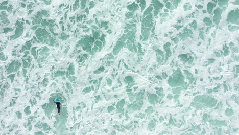 Toma-De-Vista-Superior-De-Dron-De-4k-De-Una-Paleta-De-Surf-En-Las-Aguas-Profundas-Del-Océano-Con-Su-Tabla-De-Surf-En-Australia