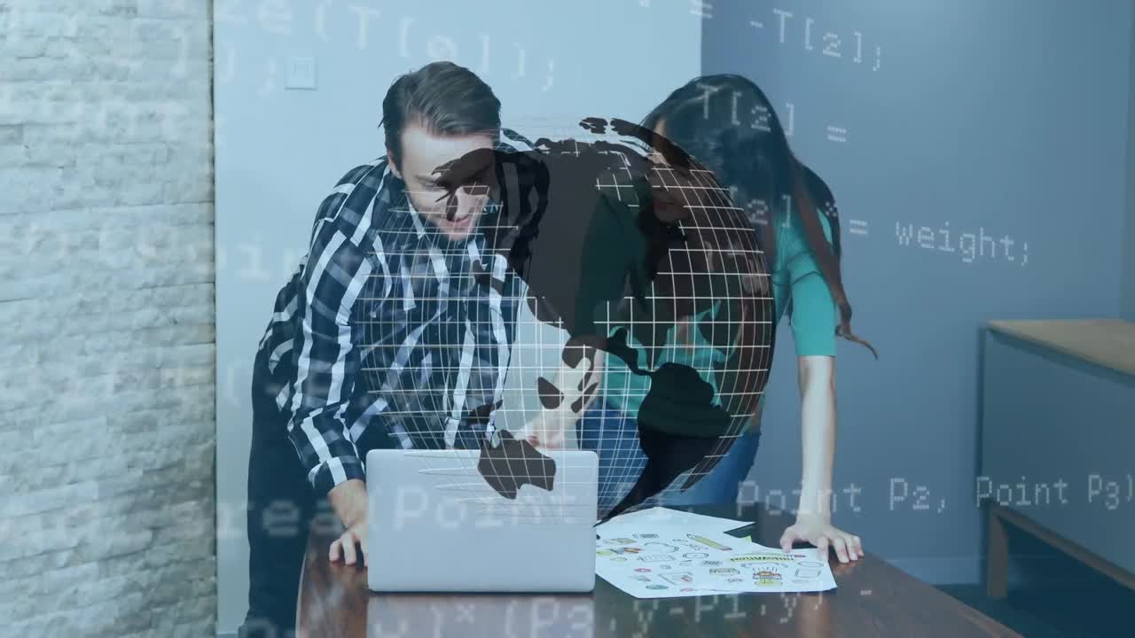 animación del procesamiento de datos en diversos colegas masculinos y femeninos que utilizan computadoras portátiles en la oficina