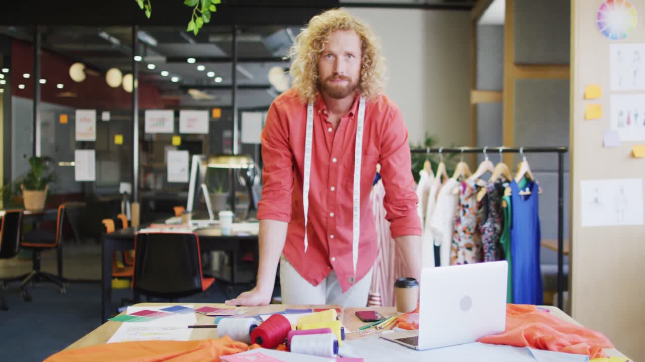 사무실 에서 카메라 를 바라보는 행복 한 백인 사업가 의 초상화