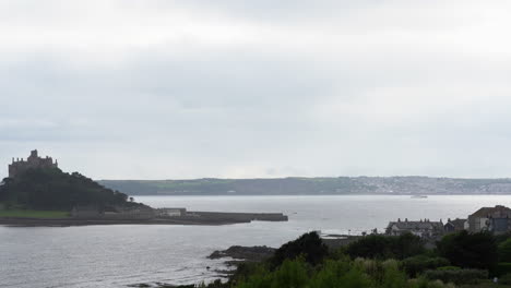 Vista-Desde-Una-Terraza-En-Marazion-Del-Castillo-Medieval-Inglés-Y-La-Iglesia-Del-Monte-De-San-Miguel-En-Cornualles-En-Un-Día-Nublado-De-Primavera