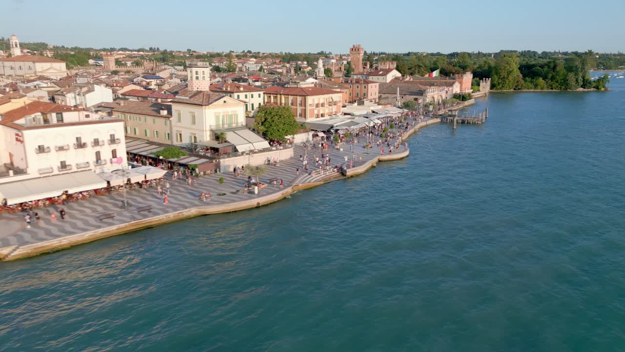 이탈리아의 가르다 호숫가에 있는 라제즈의 관광 호숫가 마을, 공중