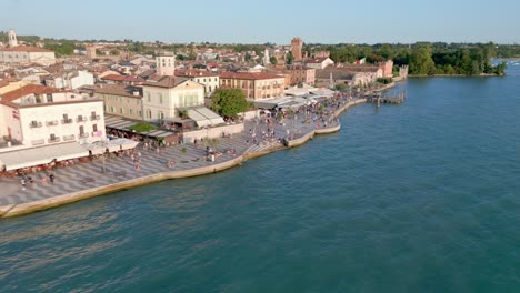 Ciudad-Turística-Junto-Al-Lago-De-Lazise-En-La-Orilla-Del-Lago-De-Garda-En-Italia,-Antena