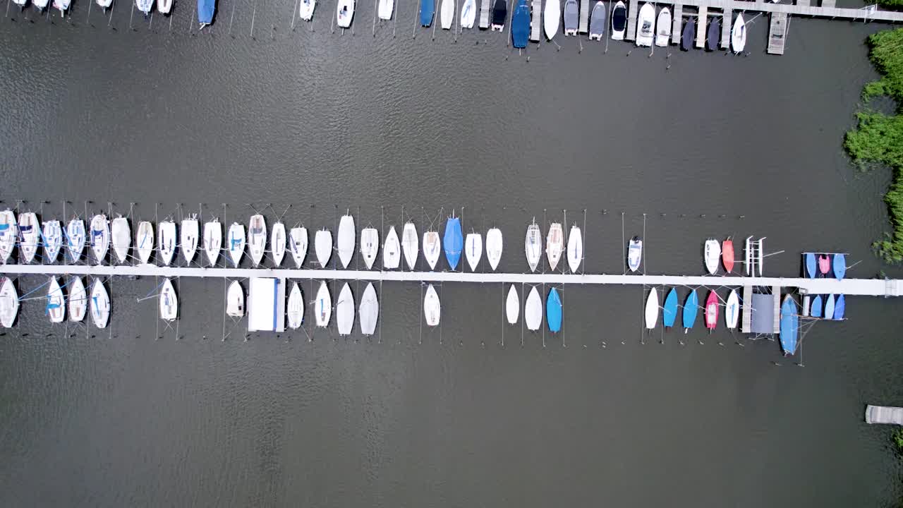 steinhuder meer 호수 옆 범선 항구의 하향식 조감도