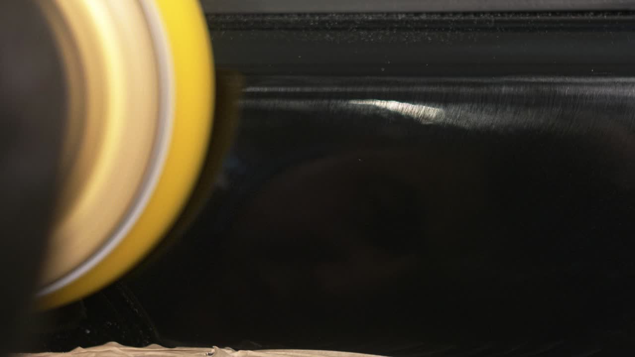 노란색 연삭기로 자동차 광택을 50fps로 닫고 슬로우 모션 준비