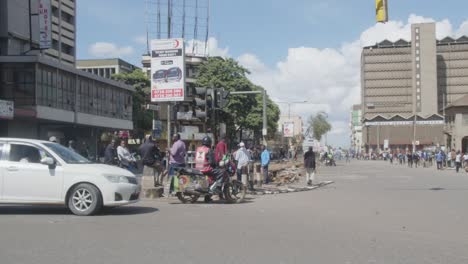 Destrozar-La-Barandilla-De-Una-De-Las-Calles-Más-Transitadas-De-Nairobi,-Haile-Selassie-Road,-Durante-Las-Protestas-Antigubernamentales-En-El-Distrito-Central-De-Negocios-De-Nairobi-El-20-De-Marzo-De-2023