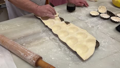 Panadero-Tradicional-Prepara-Bizcochos-Caseros-En-Su-Panadería