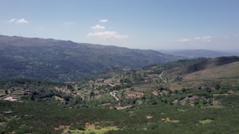 Ruins-of-prehistoric-stone-cottage-above-mountain-valley-in-Portugal