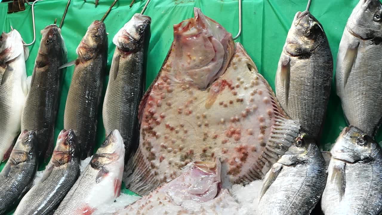 Färsk fisk utlagd på is på en fiskmarknad