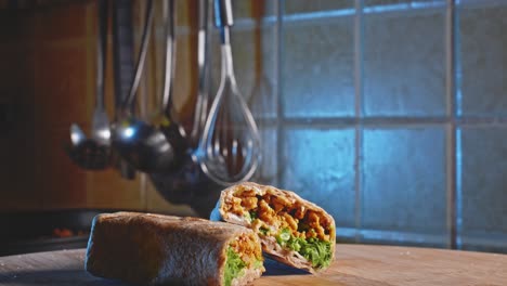 vista en la cocina de envoltura de tortilla preparada con pavo molido y brócoli