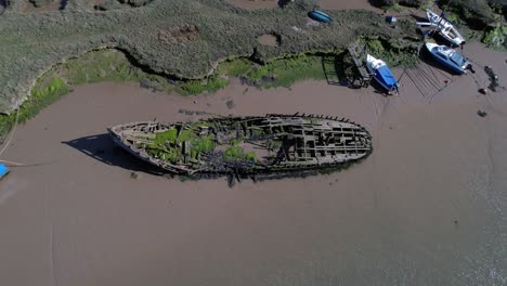 naufragio cubierto de musgo cerca de marismas en tollesbury marina, essex, reino unido