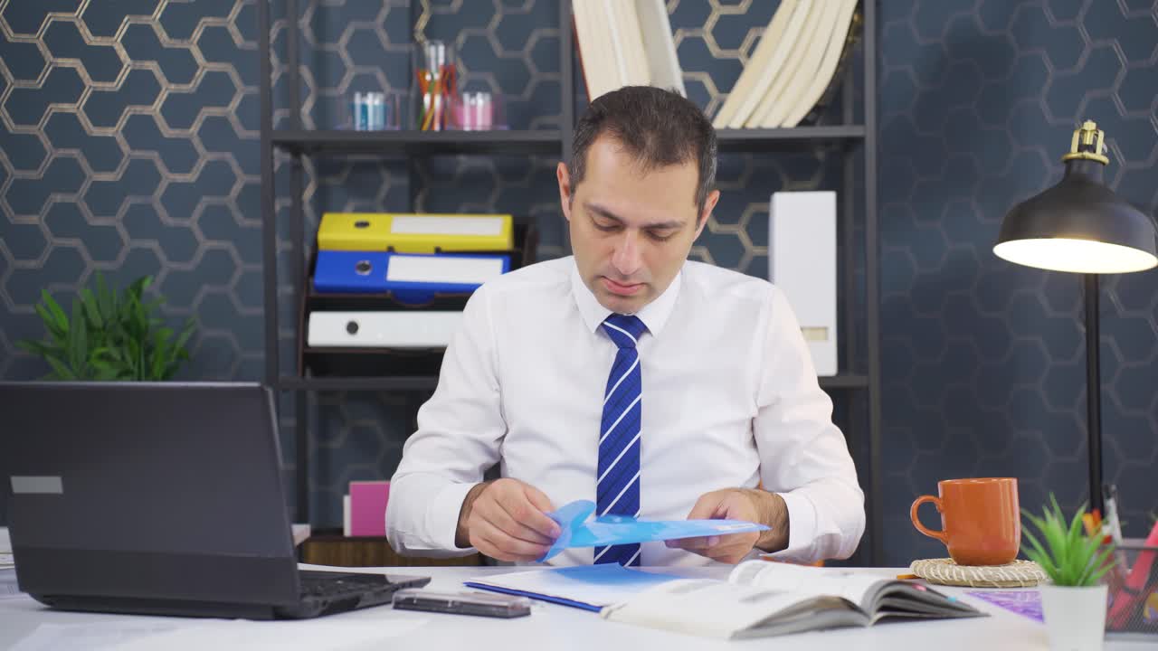 Uomo d'affari contrariato per i risultati negativi delle pratiche