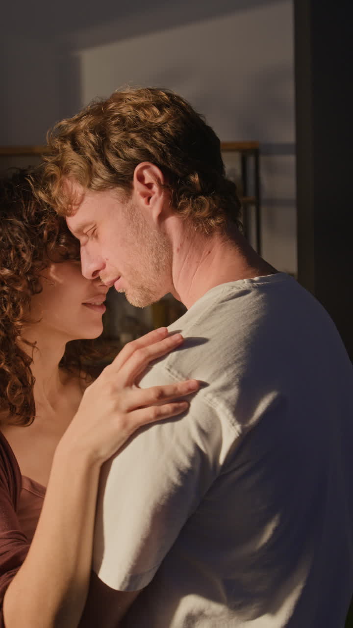 cariñosa pareja abrazándose