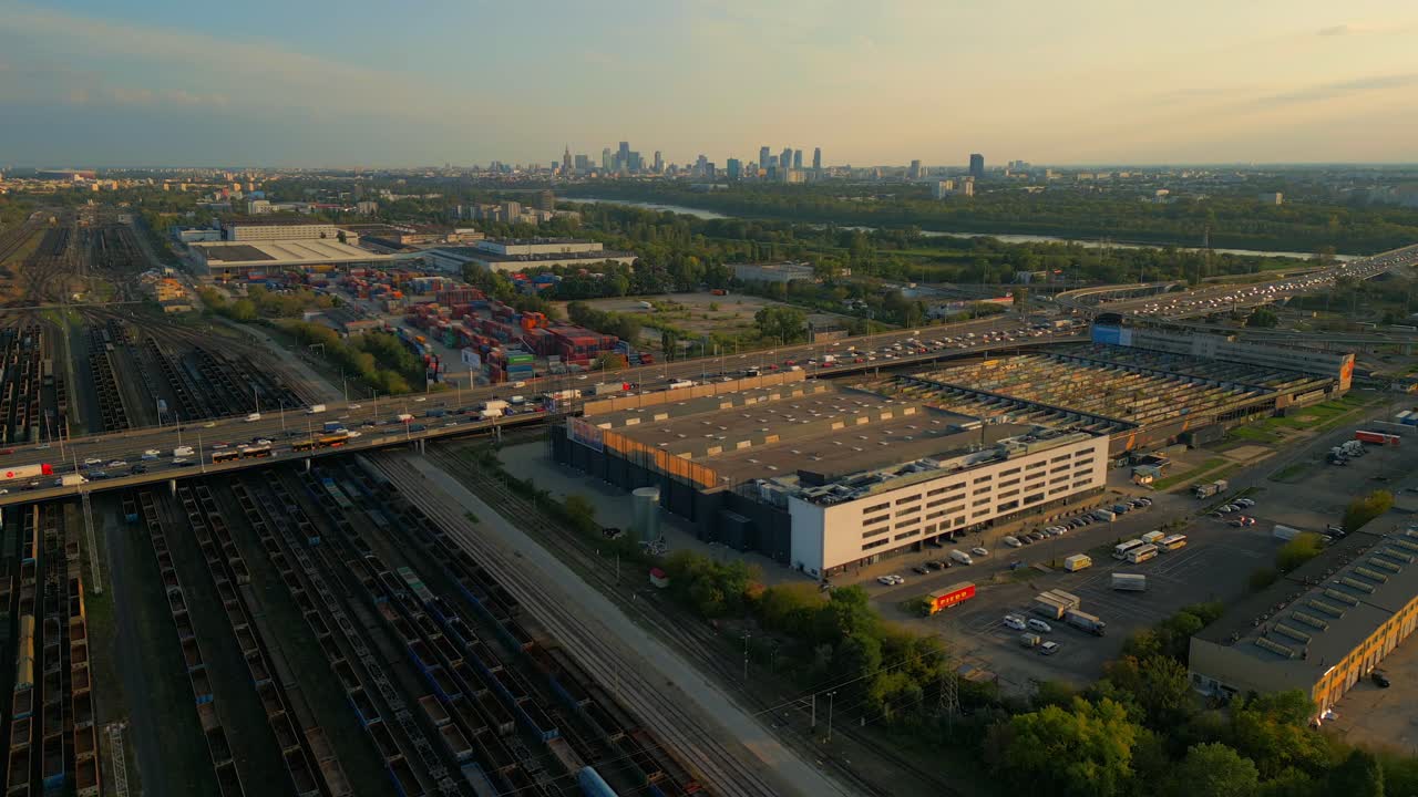 고속도로에서, 그것은 혼란과 싸움입니다, 철도에서, 그것은 조용한 날입니다