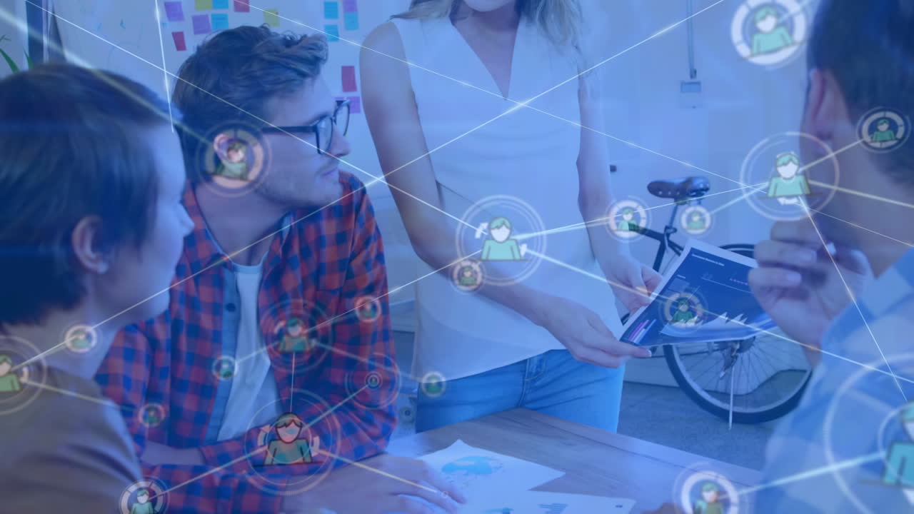 animación del procesamiento de datos sobre diversas personas de negocios que hablan en una reunión