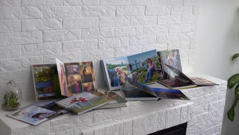 los libros de fotos están en el estante, álbum de fotos