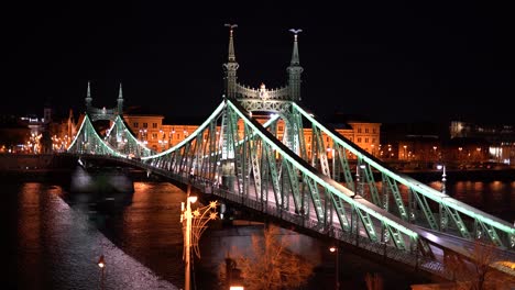 vida nocturna, paisaje urbano con un puente en budapest