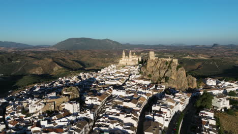 impresionante ciudad encalada de olvera en la provincia española de cádiz, región de andalucía