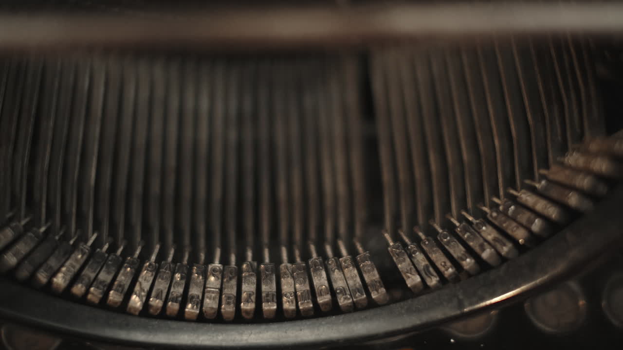 huelguistas de máquina de escribir en cámara lenta escribiendo