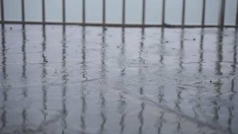 4k-30fps-Zeitlupenansicht-Von-Regen,-Der-Auf-Steinplatten-Fällt,-Starker-Regen