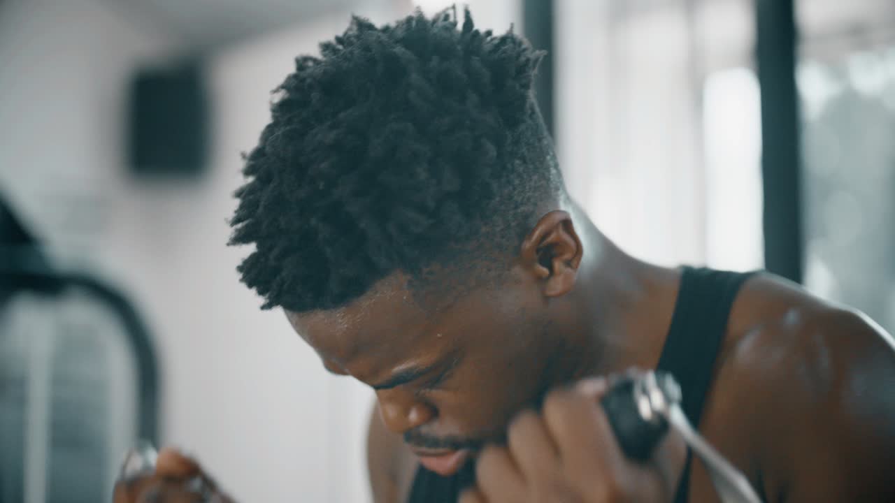 cu de hombre haciendo ejercicio en el gimnasio