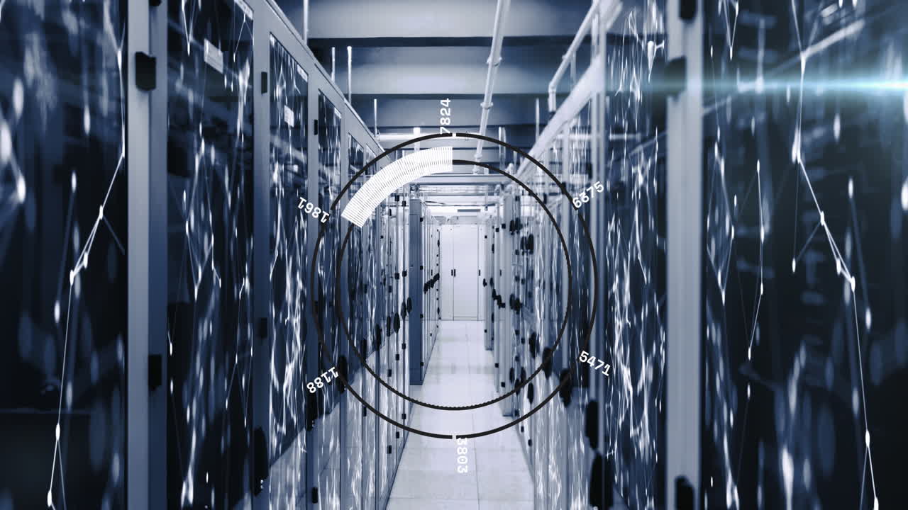 animación del escáner redondo y la red de conexiones contra la sala de servidores de computadoras