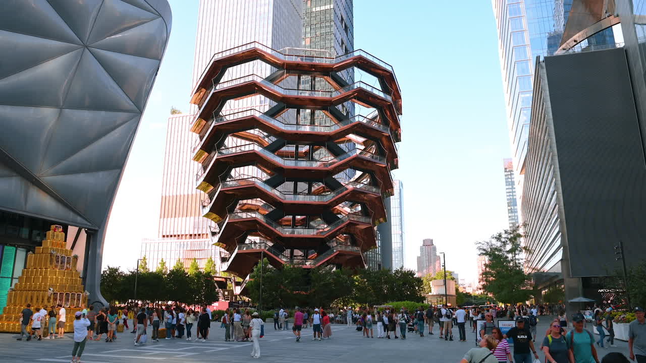 Nova York, EUA, 4 de agosto de 2025: O Vessel cercado por multidões na praça do Hudson Yards. Turistas e moradores locais se reúnem ao redor da estrutura do Vessel em Hudson Yards, Manhattan.