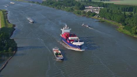 Comercio-Fluvial:-Energía-Del-Buque-Que-Conecta-Gravendeel-A-Lo-Largo-Del-Dordtse-Kil