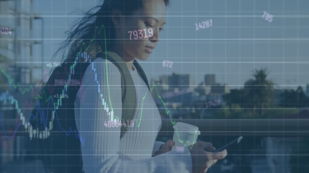animazione di grafici e numeri mutevoli su donna asiatica che cammina e usa smartphone
