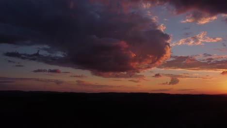 Un-Hermoso-Atardecer-Naranja-Y-Azul