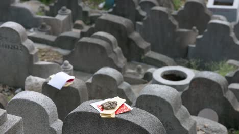 Durante-El-Festival-Chung-Yeung,-Se-Coloca-Una-Ofrenda-Sobre-Una-Lápida-En-El-Cementerio-De-Diamond-Hill-Mientras-Los-Ciudadanos-Visitan-Las-Tumbas-De-Los-Familiares-Fallecidos-Y-Traen-Ofrendas-En-Recuerdo-Y-Respeto