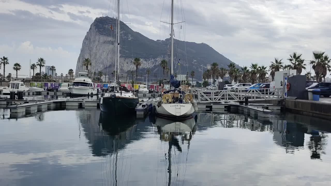 멋진 마리나 항구에 나란히 정박한 시 배의 정적