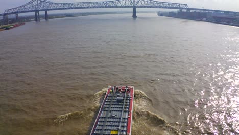 barcazas en el río mississippi en nueva orleans